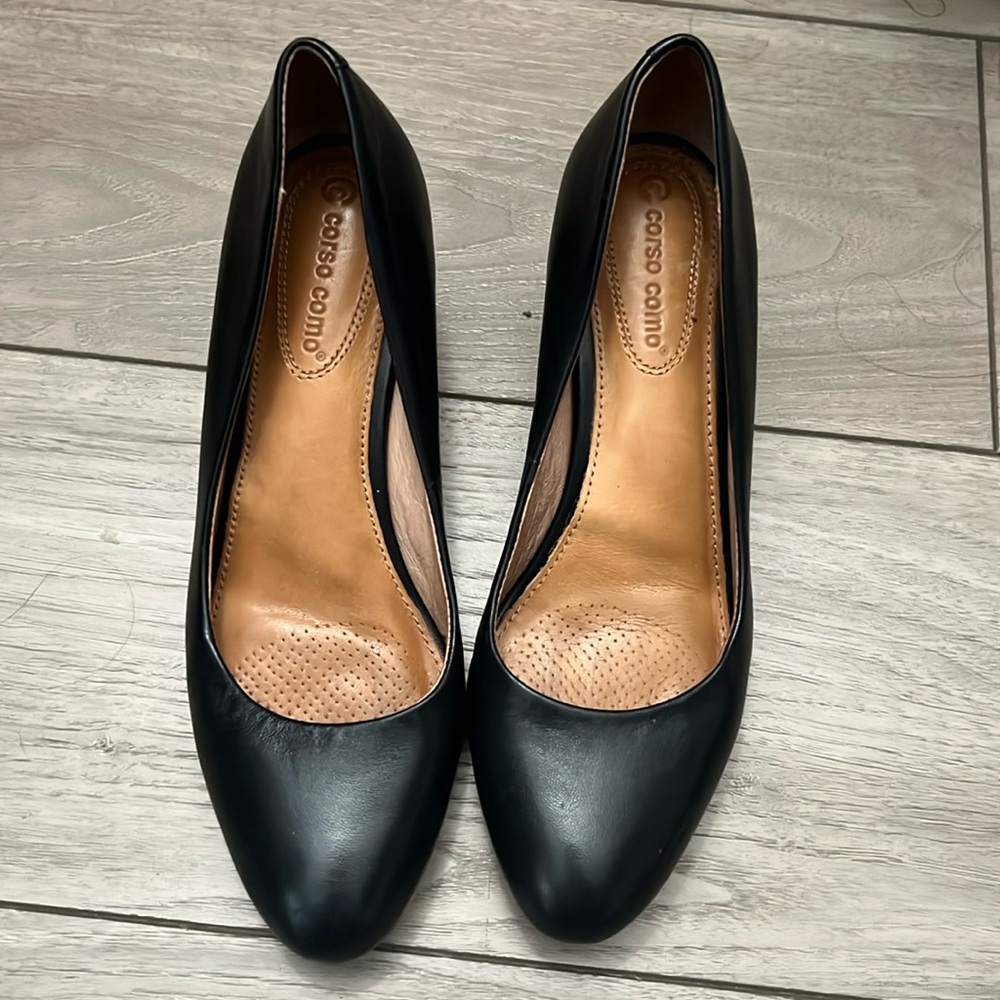Black round toe wedges